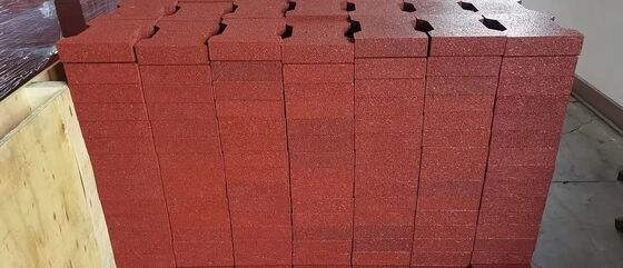 Gạch cao su ghép nối và hệ thống sàn linh hoạt được thiết kế cho môi trường công nghiệp và giải trí nặng